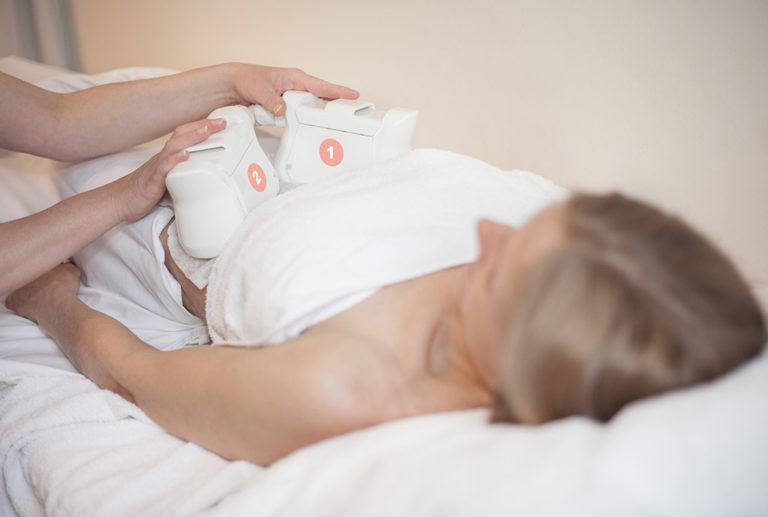 Mit Cryolipolyse zwei Zonen auf einmal behandeln: für einen rundum flachen Bauch